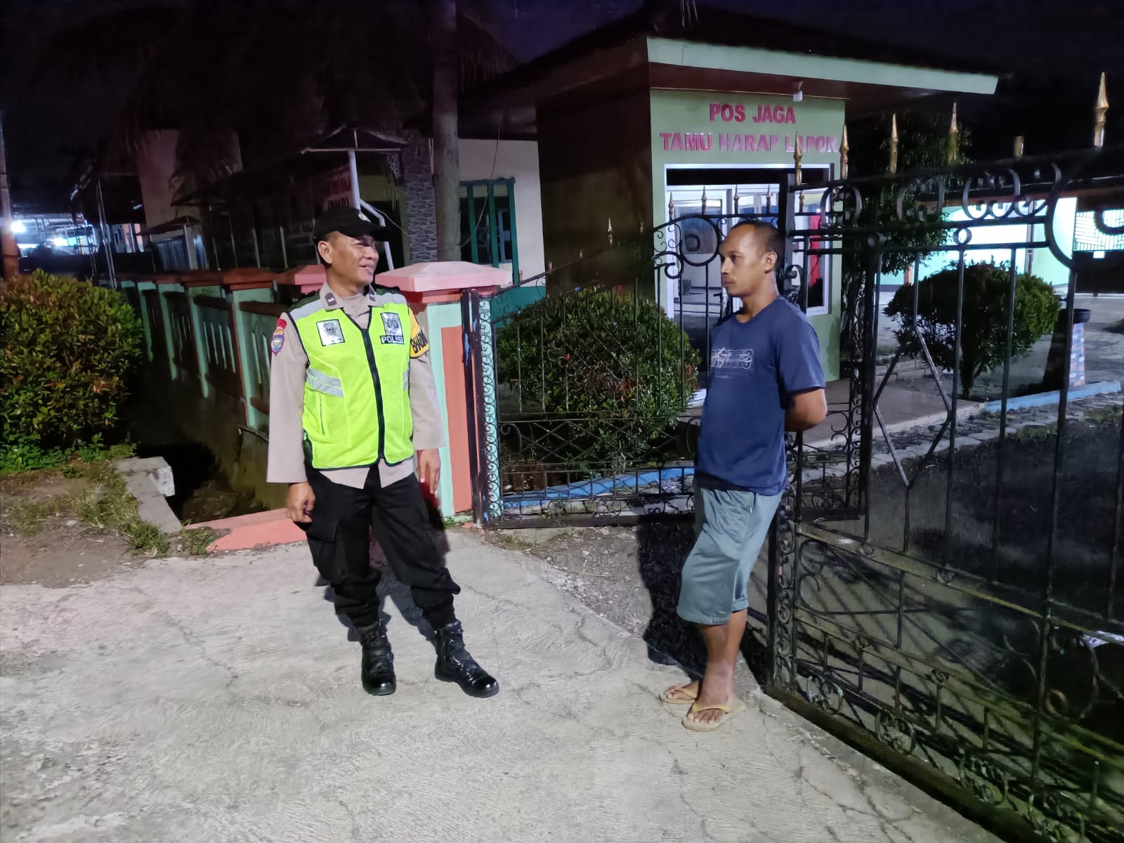 Cegah Gangguan Kamtibmas, Bhabinkamtibmas Polsek Kalibagor Sambangi Penjaga Malam SMPN 3 Kalibagor