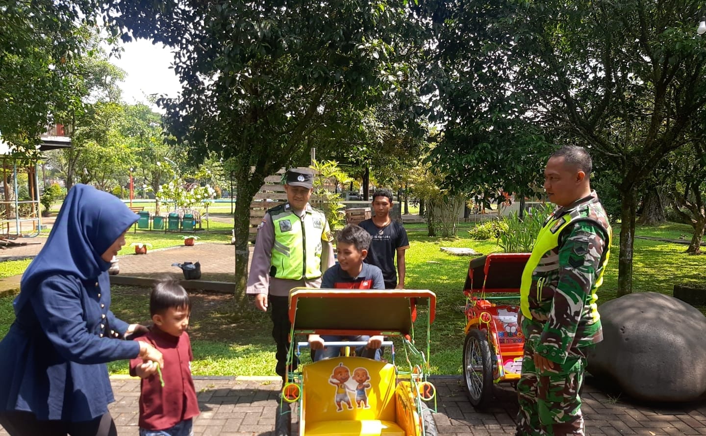 Lakukan Pengamanan di Andhang Pangrenan, Bhabinkamtibmas Purwokerto Selatan Polresta Banyumas Imbau Pengunjung Waspada