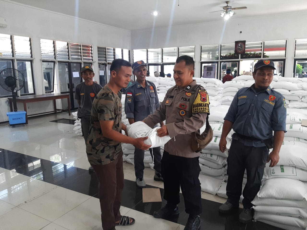 Polsek Purwokerto Selatan Pantau Penyaluran Bantuan Pangan di Karangklesem, Pastikan Berjalan Tertib