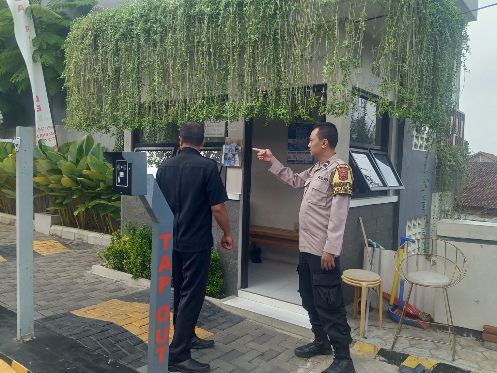 Polisi Polsek Purwokerto Utara Sambangi Satpam Perumahan, Pengawasan Akses Masuk Diperketat