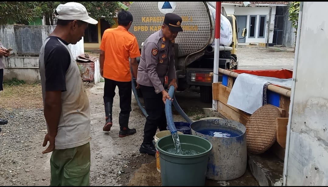 Polsek Karanglewas Dampingi Distribusi Air Bersih untuk Warga Terdampak Kekeringan