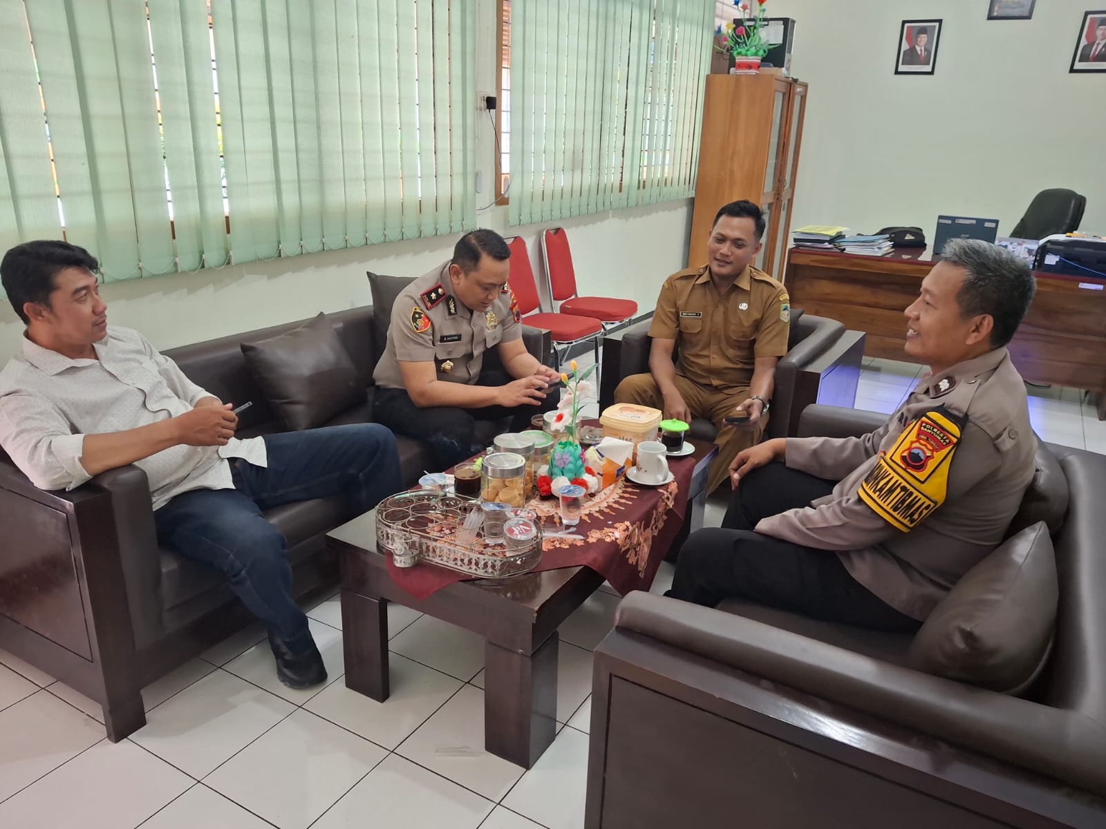 Sambangi Lurah Kranji, Polsek Purwokerto Timur Polresta Banyumas Perkuat Sinergi Antisipasi Kamtibmas dan Cuaca Ekstrem