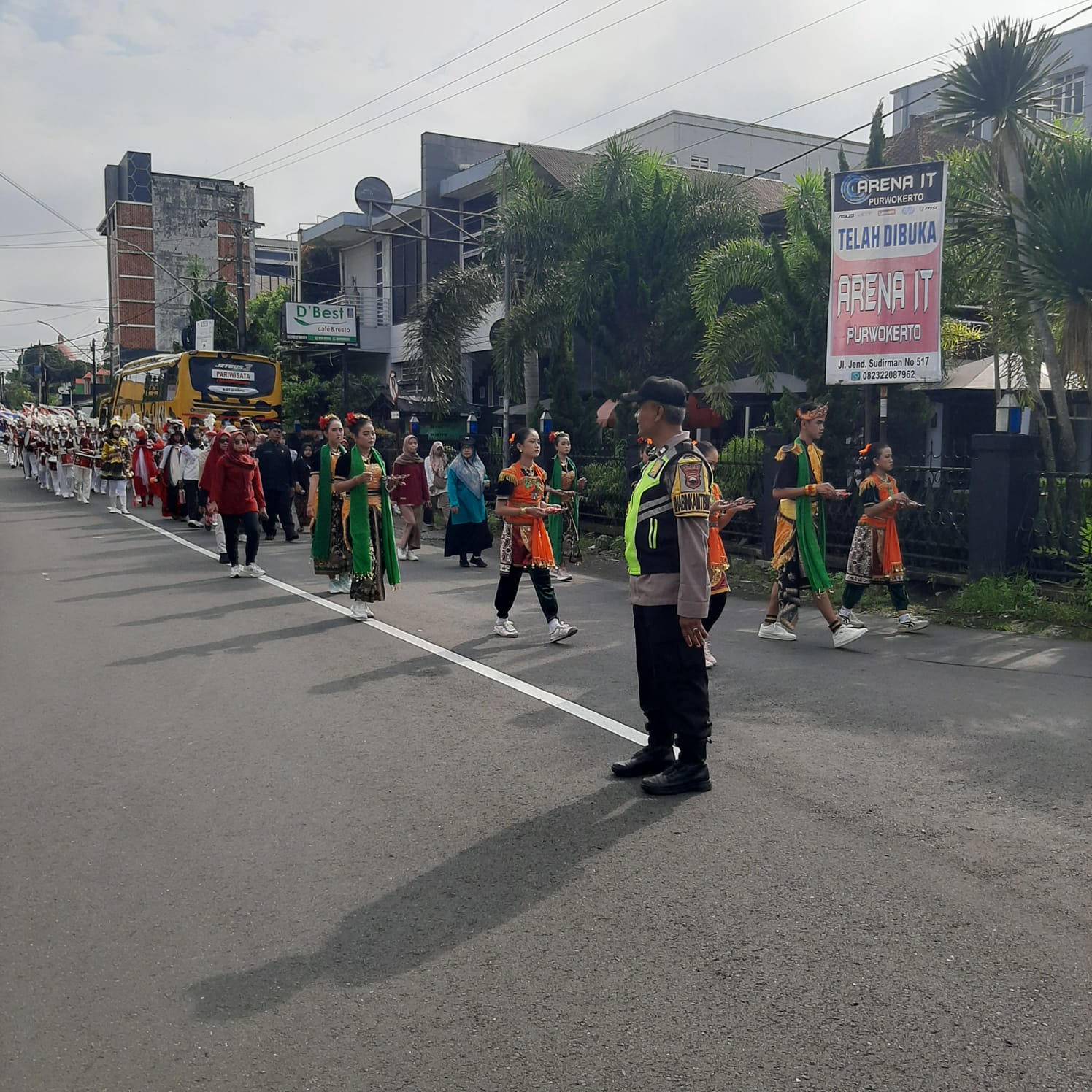 Polsek Purwokerto Timur Polresta Banyumas Amankan Jalan Sehat HUT ke-47 SMP N 6