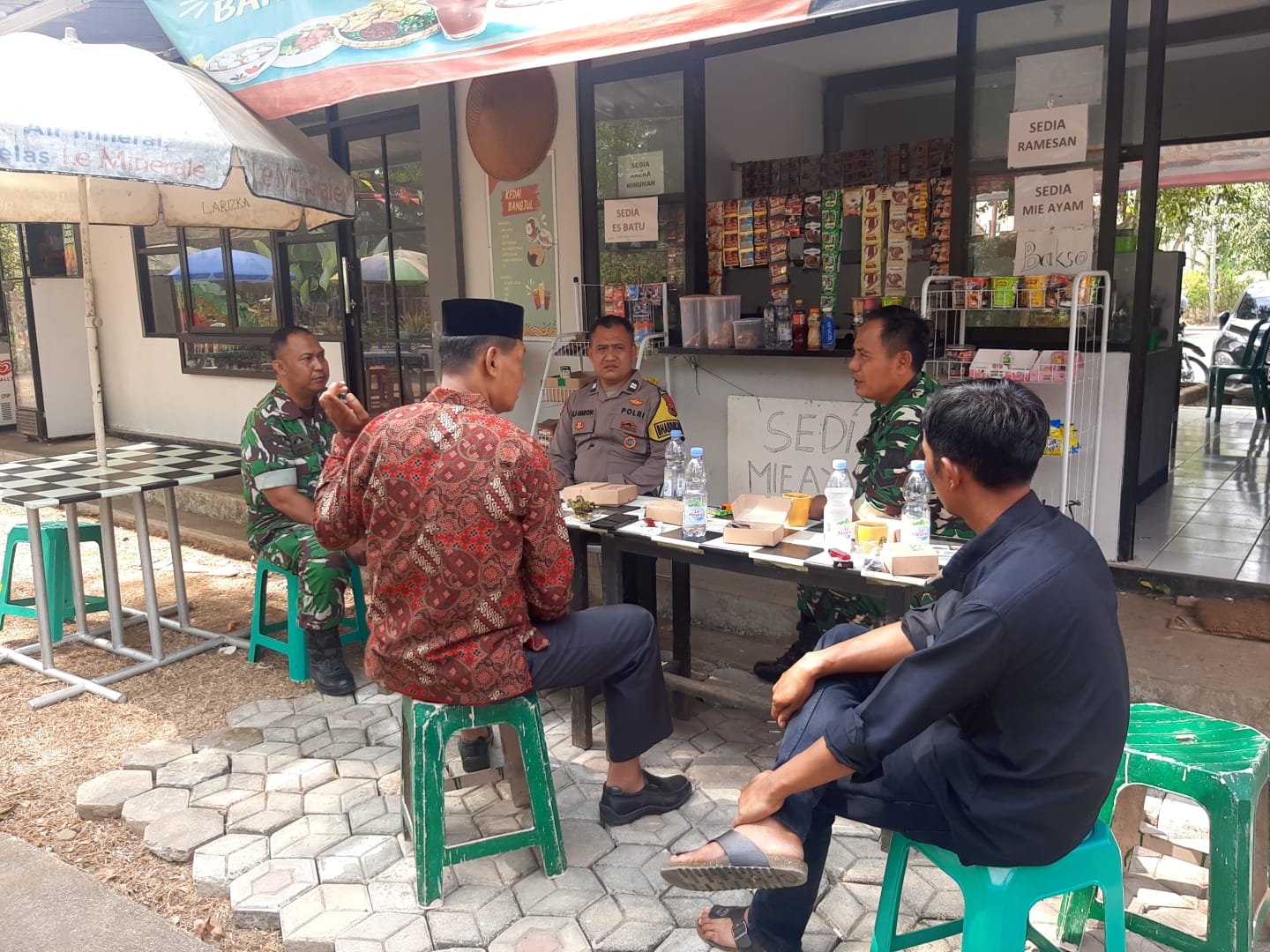 Ngopi Bareng Warga, Bhabinkamtibmas Purwokerto Selatan Sampaikan Pesan Antisipasi Curanmor