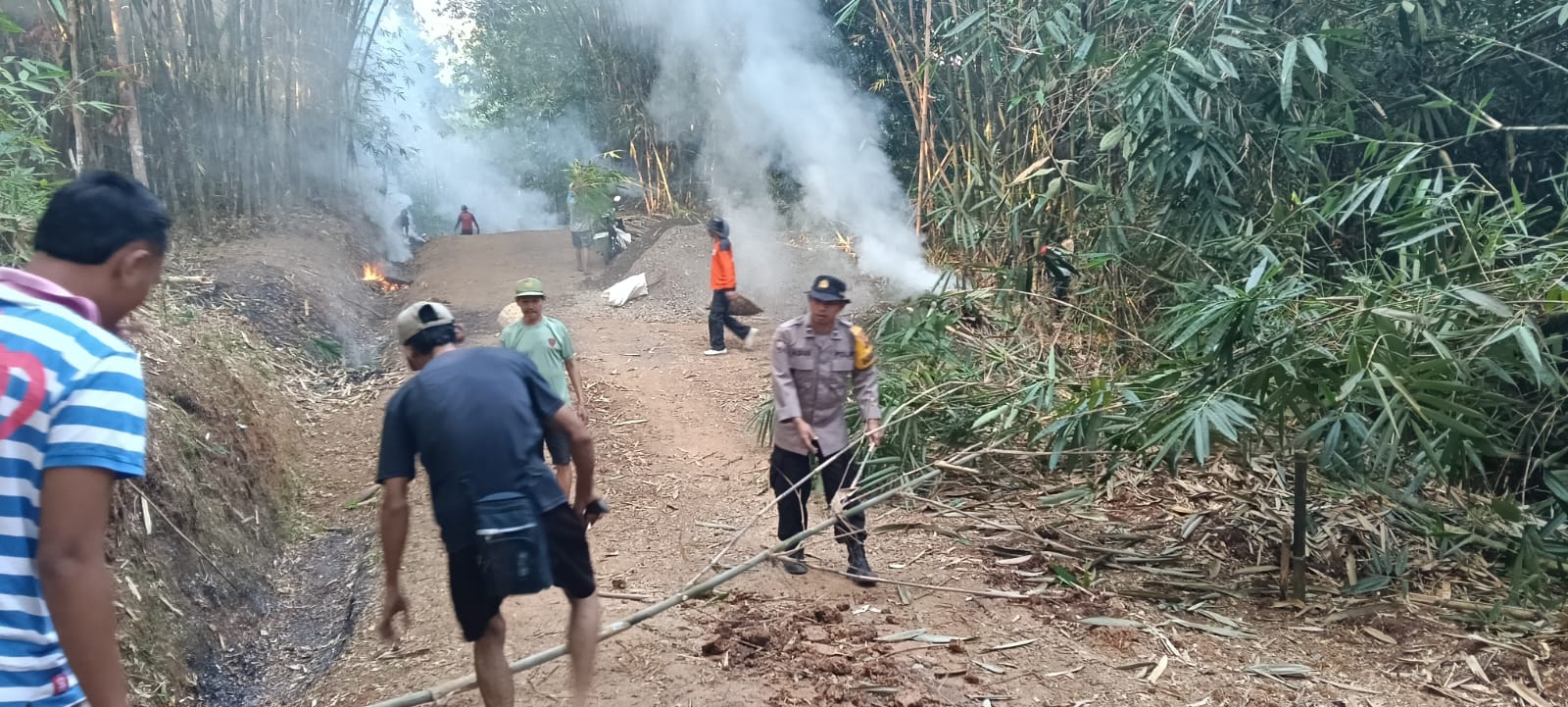Bhabinkamtibmas Kalibagor dan Warga Bersatu, Kerja Bakti di Desa Srowot Sambut Bakti TNI