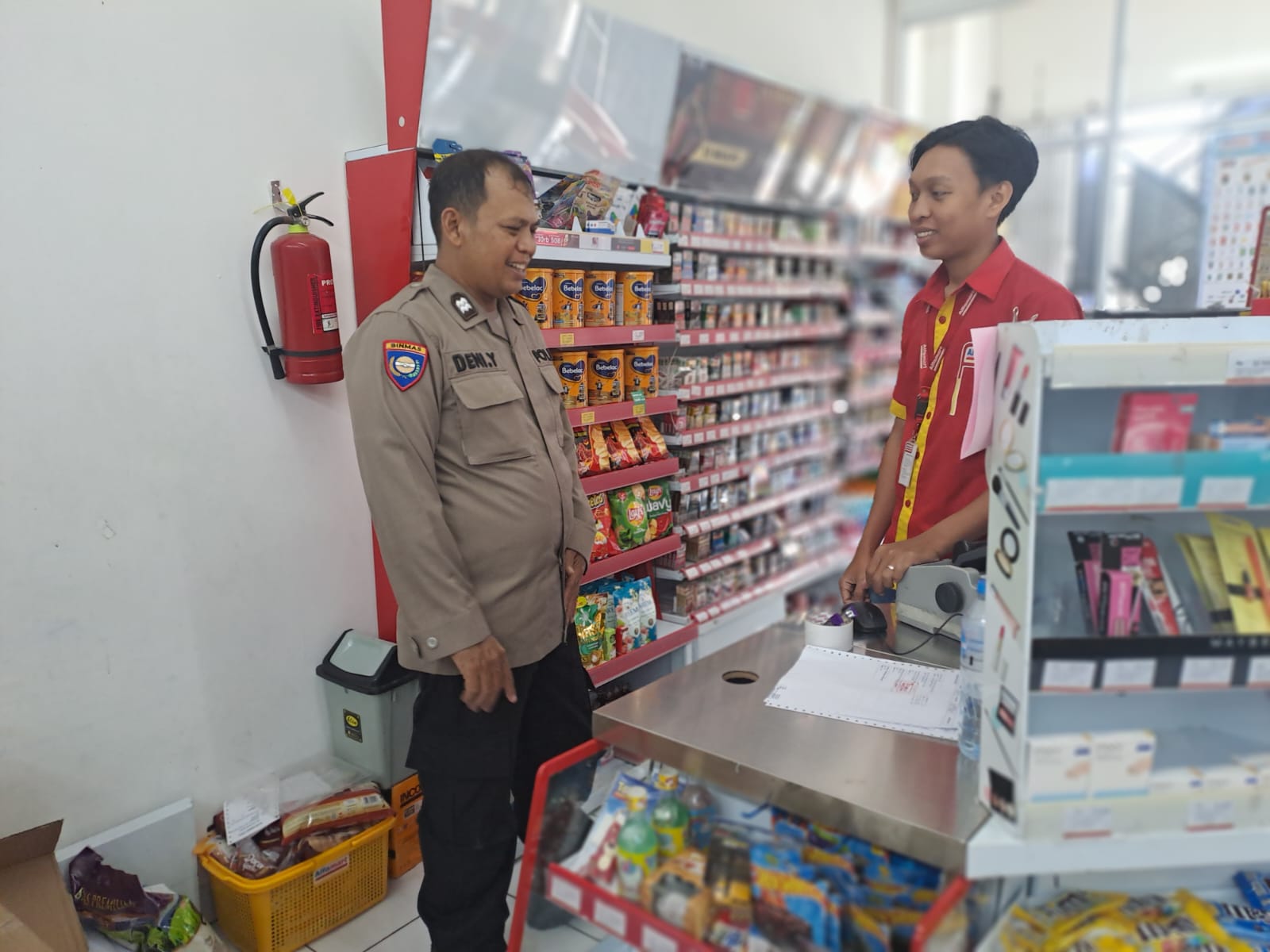 Sambangi Karyawan Alfamart, Bhabinkamtibas Ingatkan CCTV Selalu Aktif