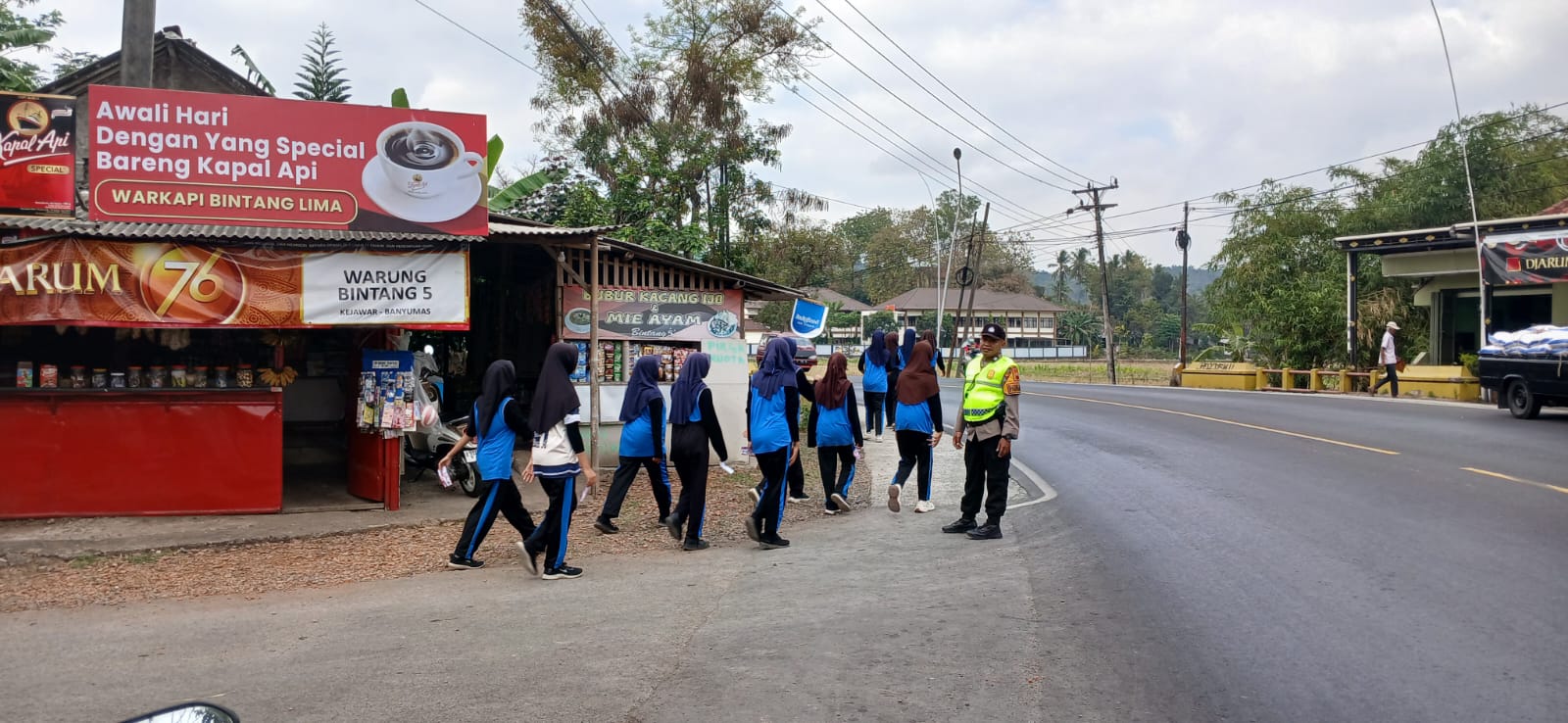 Bhabinkamtibmas Polsek Banyumas Amankan Jalan Sehat HUT ke-74 SMPN 3 Banyumas, Pelajar Diimbau Tertib Berlalu Lintas