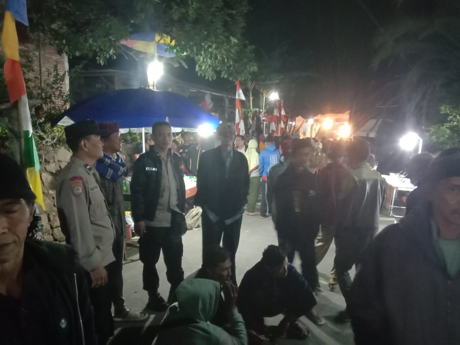 Hiburan Rakyat Berlangsung Meriah, Bhabinkamtibmas Somagede Pastikan Pagelaran Wayang Kulit Kondusif