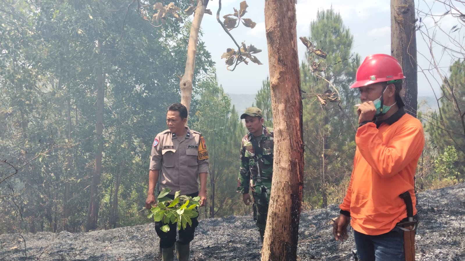 Sinergi Polisi, TNI, BPBD dan Warga Padamkan Kebakaran Hutan di Patikraja Banyumas