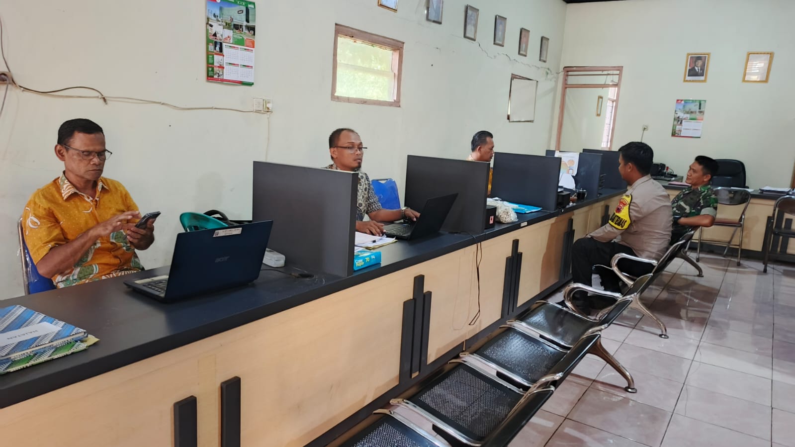 Sambangi Balai Desa Pageralang, Bhabinkamtibmas Kemranjen Polresta Banyumas Serap Informasi Kamtibmas