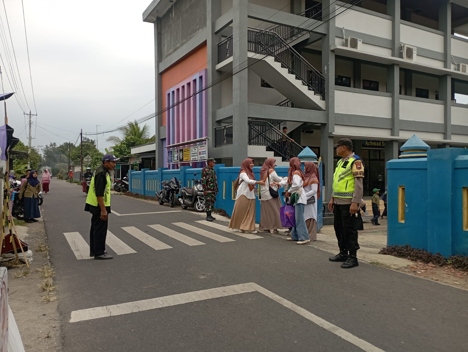Ratusan Siswa Ikuti Pawai Taâ€™aruf di Patikraja Banyumas, Polisi Lakukan Pengamanan Preventif