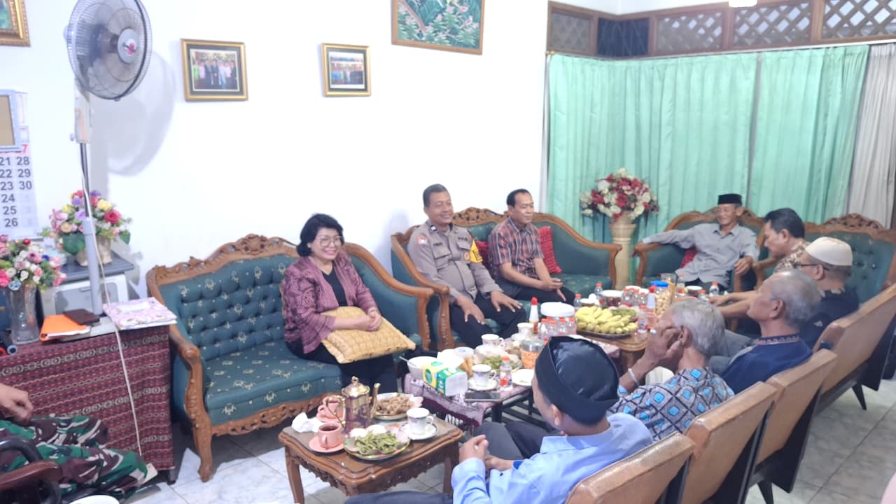 Hadiri Pertemuan Warga, Bhabinkamtibmas Polsek Purwokerto Timur Ajak Aktifkan Kembali Satkamling