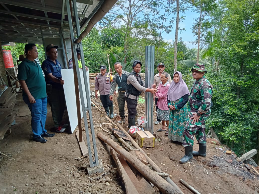 Bersama TNI Dan Pemdes Binangun, Polsek Banyumas Polresta Banyumas Bersinergi Bantu Warga Terdampak Longsor