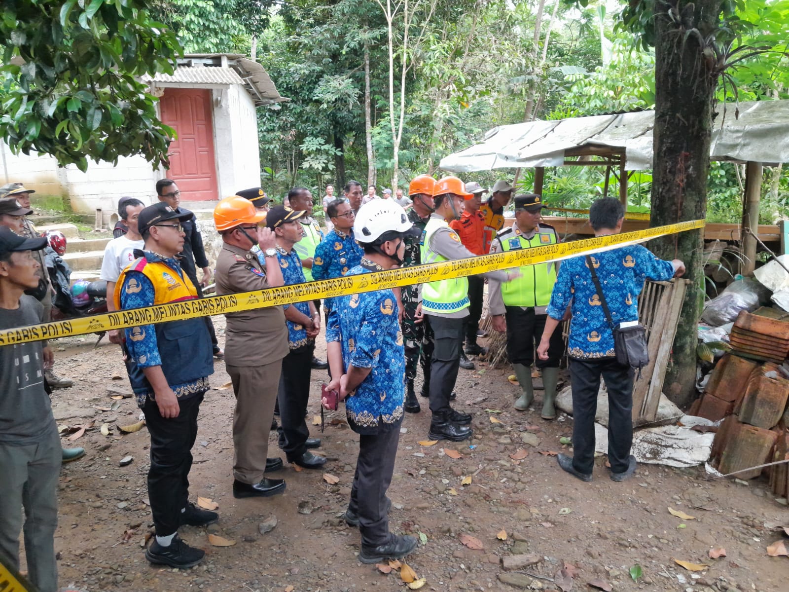 Kapolresta Dan Forkompimda Banyumas Tinjau Pengungsian Pastikan Penanganan Warga Terdampak Tanah Bergerak Di Sumpiuh