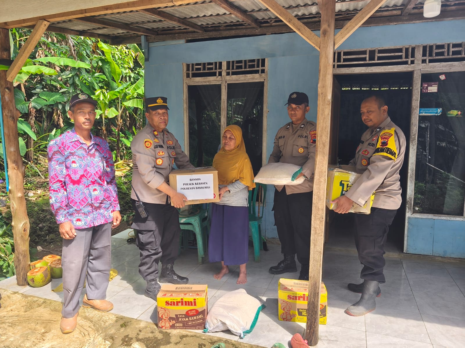 Polsek Kebasen Polresta Banyumas Salurkan Bantuan untuk Warga Desa Kalisalak Terdampak Pergerakan Tanah