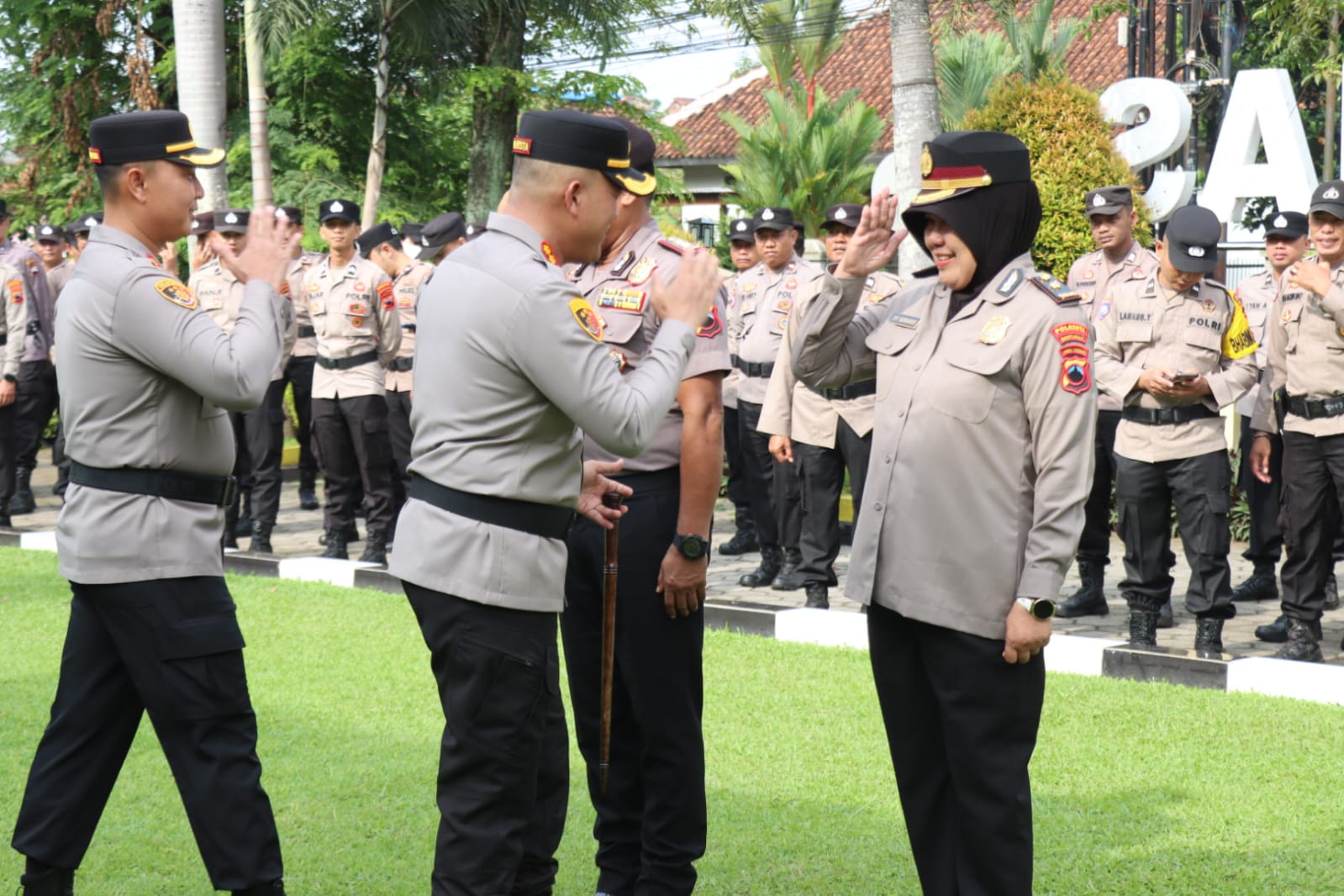 Kapolresta Banyumas Pimpin Apel Pagi dan Laporan Kenaikan Pangkat Pengabdian Dua Perwira