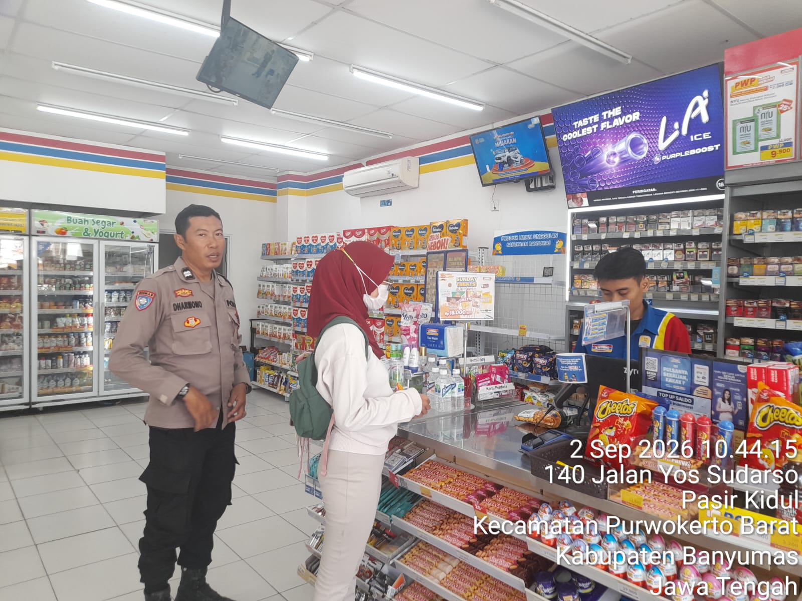 Cegah Gangguan Kamtibmas, Bhabinkamtibmas Polsek Purwokerto Barat Sambangi Karyawan Indomaret