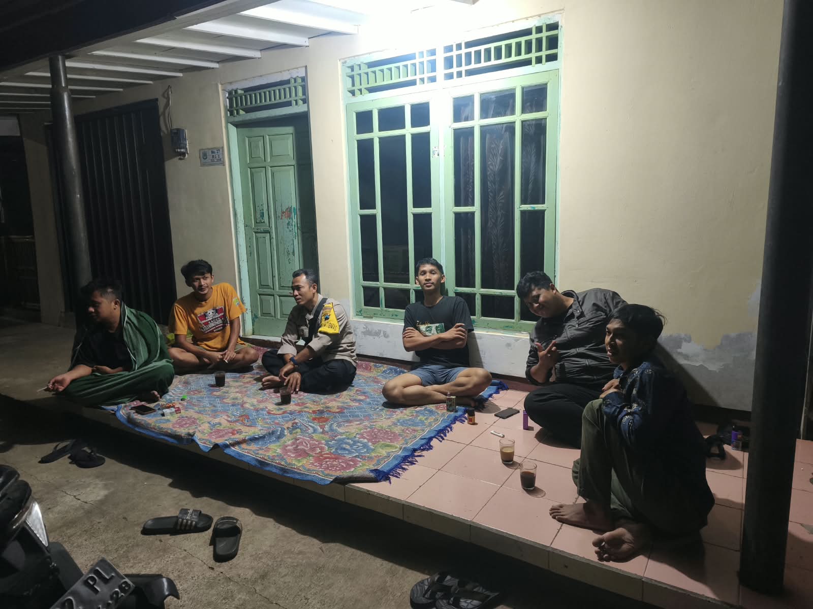 Tengah Malam Sambangi Pemuda Desa Binaan, Bhabinkamtibmas Polsek Karanglewas Sampaikan Pesan Kamtibmas