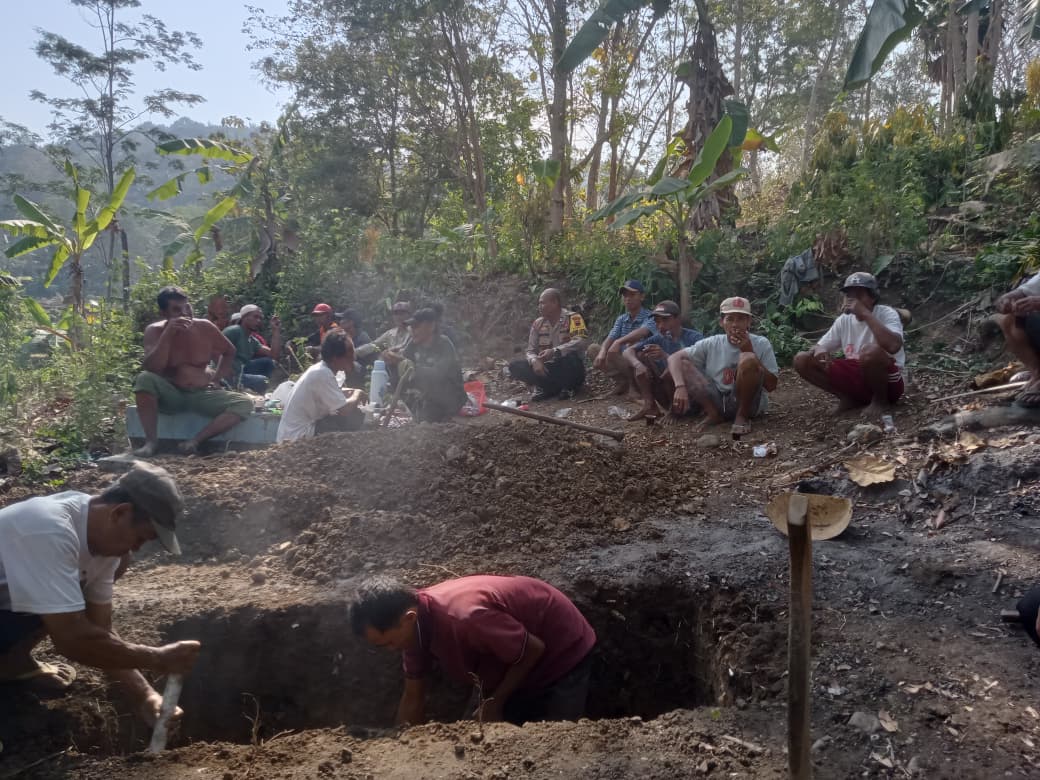 Dekat dengan Warga, Bhabinkamtibmas Polsek Kebasen Hadir saat Keluarga Berduka Tunjukkan Empati