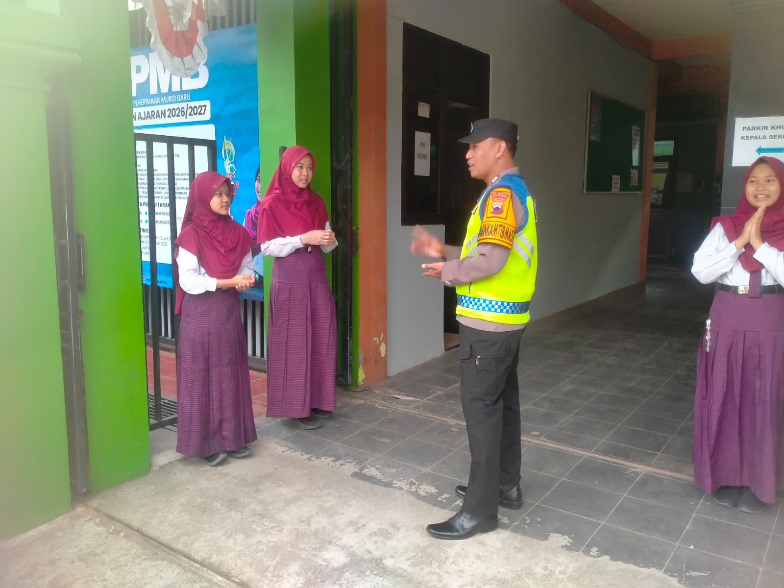 Edukasi Pelajar, Bhabinkamtibmas Polsek Sokaraja Binluh Bijak dan Hindari Pengaruh Negatif