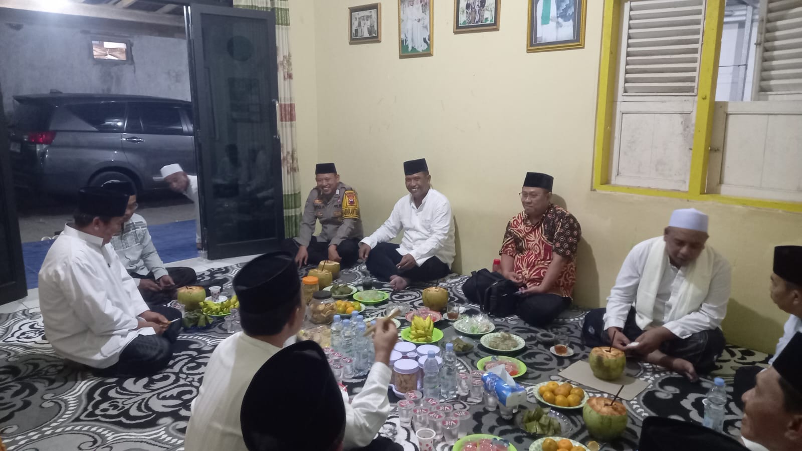 Perkuat Silaturahmi, Bhabinkamtibmas Polsek Kembaran Hadiri Pengajian Maulid Nabi