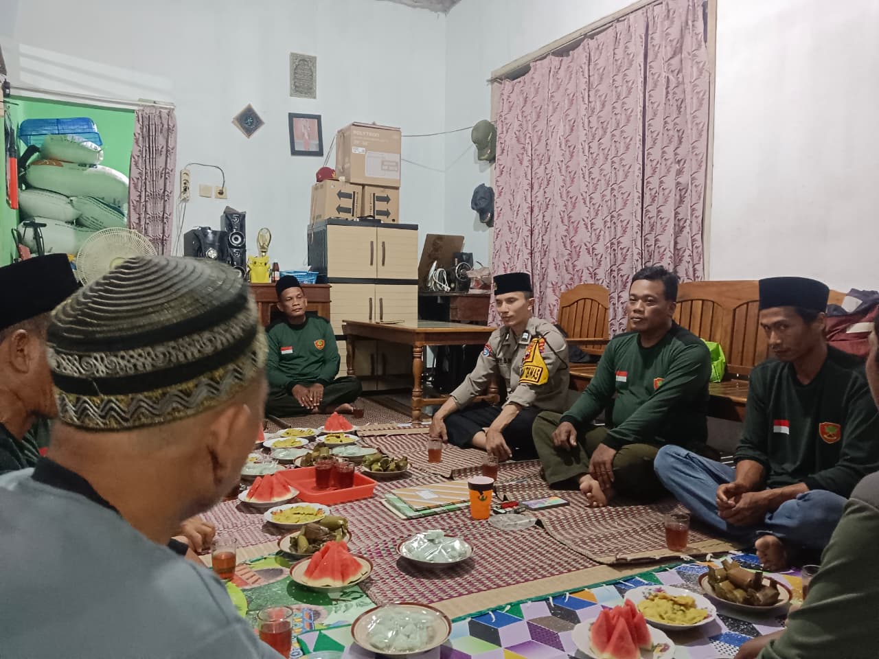 Hadiri Pertemuan Linmas, Bhabinkamtibmas Purwojati Polresta Banyumas Perkuat Sinergi dan Siskamling