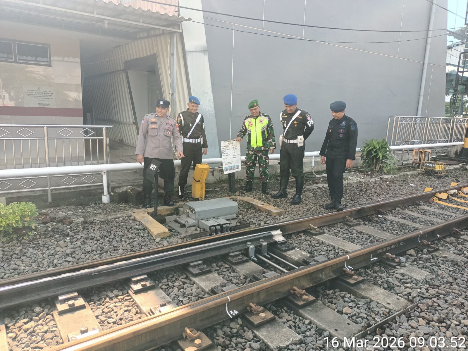 Personel Gabungan Polresta Banyumas Gelar Apel dan Patroli Pengamanan Angkutan Lebaran OKC 2026 di Stasiun Purwokerto