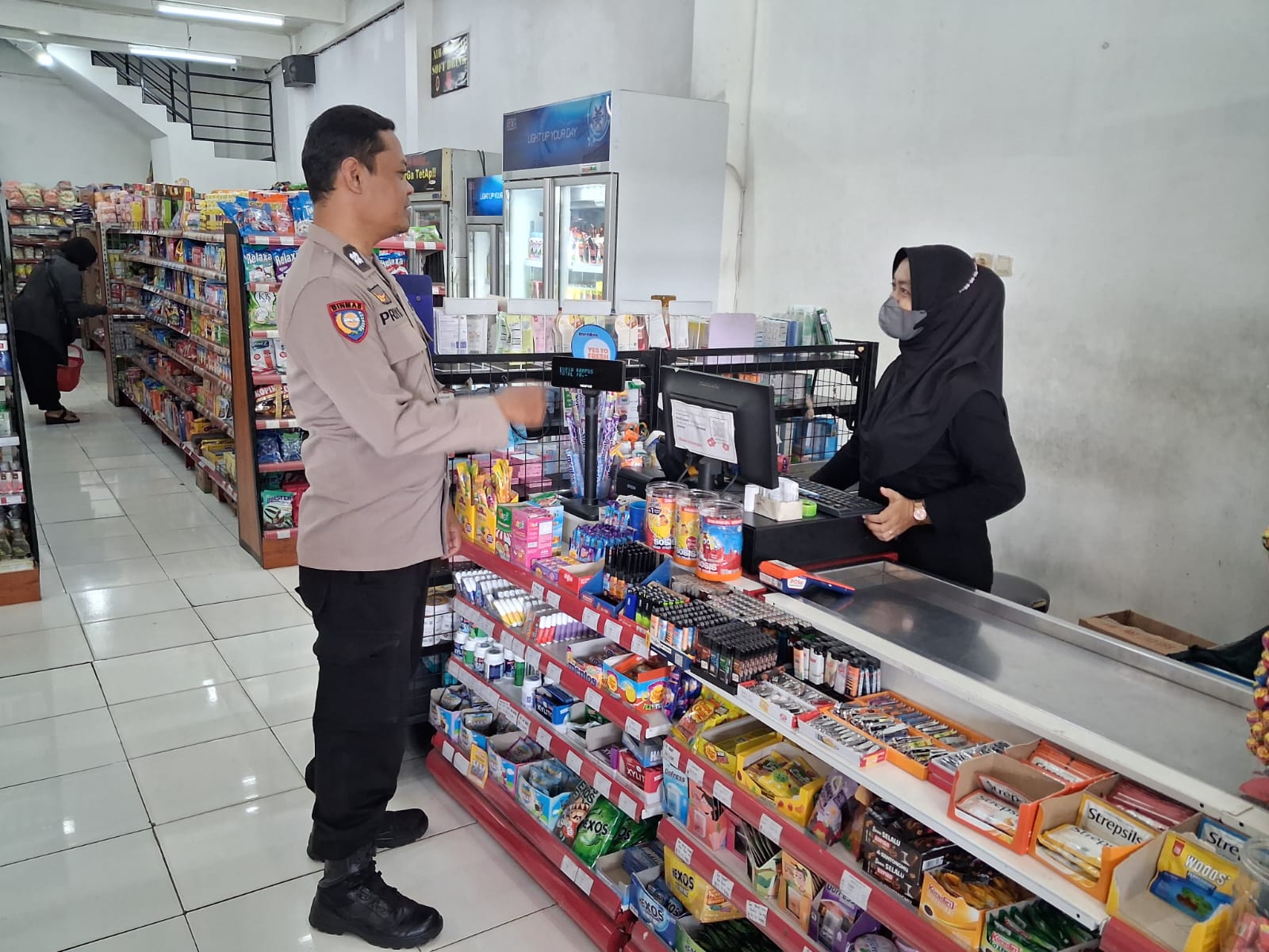 Bhabinkamtibmas Purwokerto Utara Polresta Banyumas Sambangi Swalayan Boersa Kampus, Sampaikan Imbauan Kamtibmas