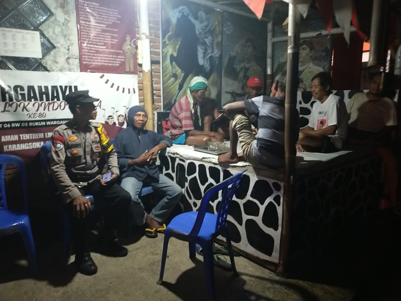 Bhabinkamtibmas Polsek Kembaran Banyumas Sambangi Pos Satkamling, Ingatkan Warga Waspada Curanmor dan Cuaca Ekstrem