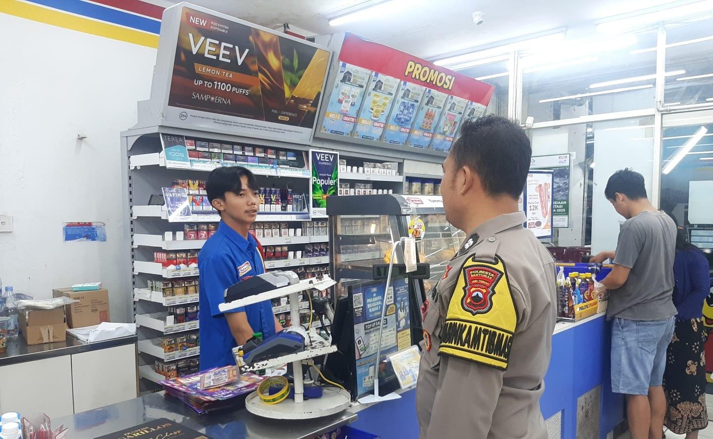 Sambangi Minimarket, Bhabinkamtibmas Polsek Purwokerto Selatan Banyumas Imbau Karyawan Waspadai Curat