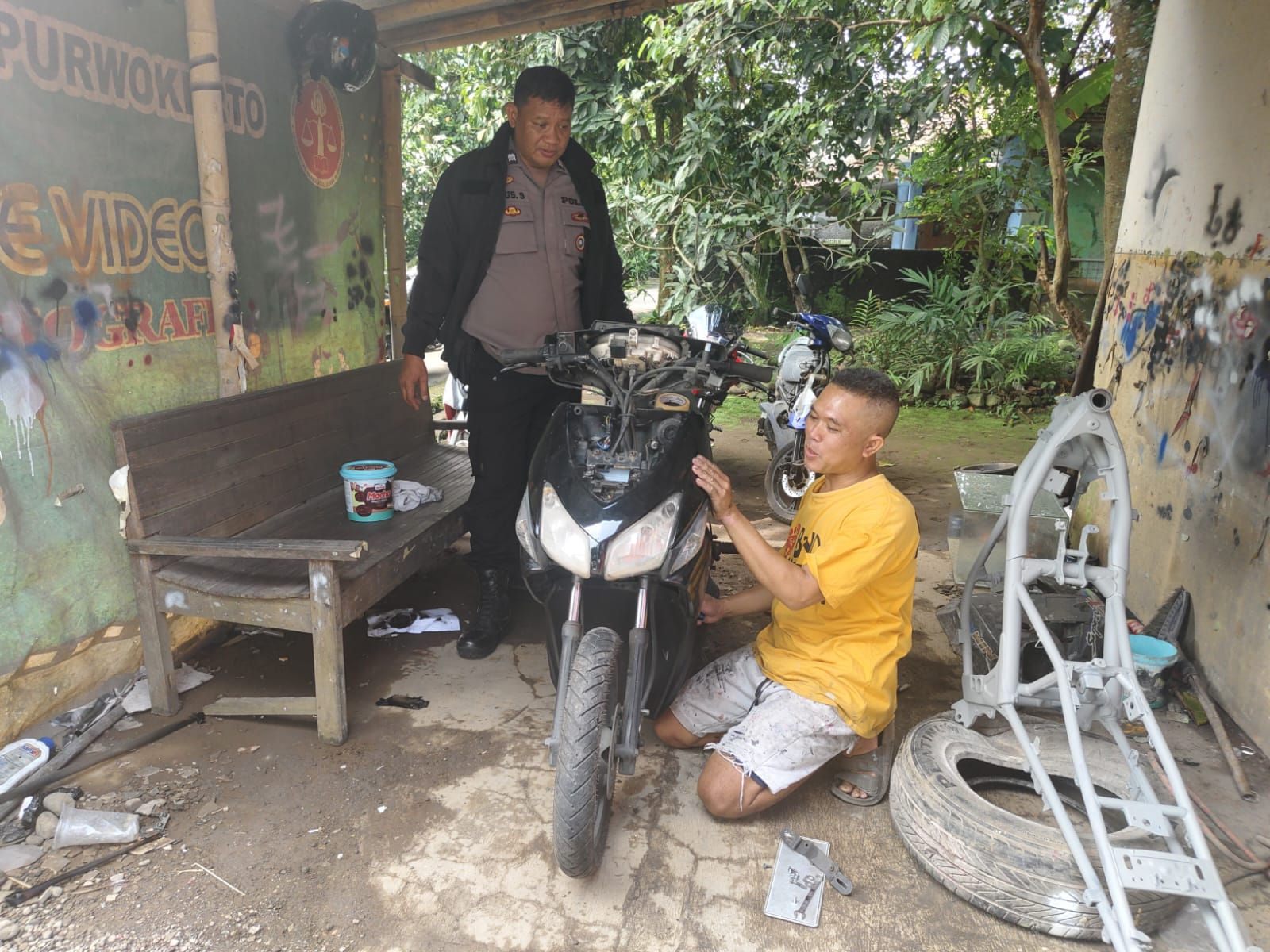 Sambangi Bengkel Cat, Bhabinkamtibmas Kembaran Banyumas Sampaikan Pesan Kamtibmas