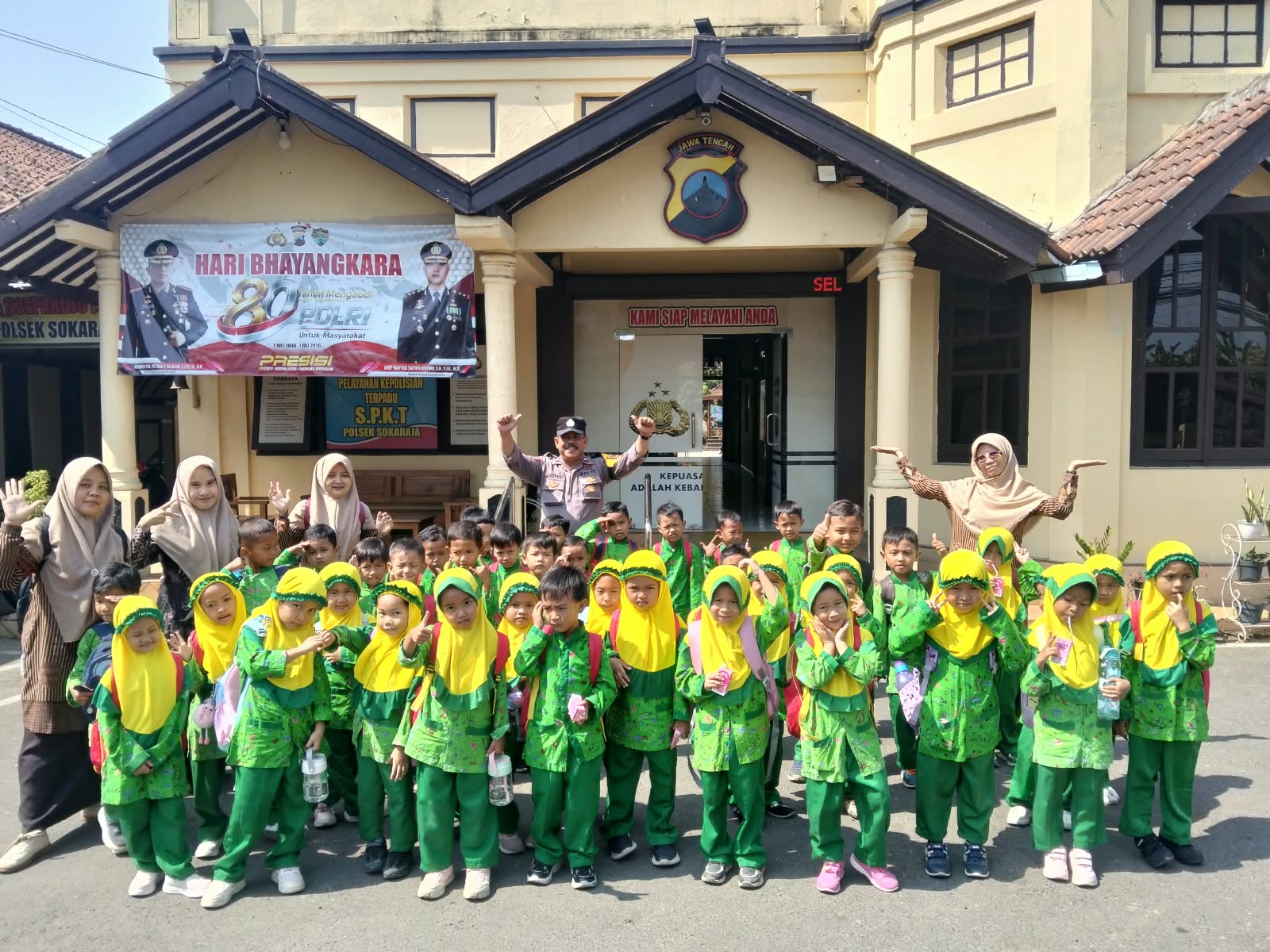 Polisi Sahabat Anak, Bhabinkamtibmas Polsek Sokaraja Kenalkan Tugas Polisi kepada Siswa RA NU Masitoh 8