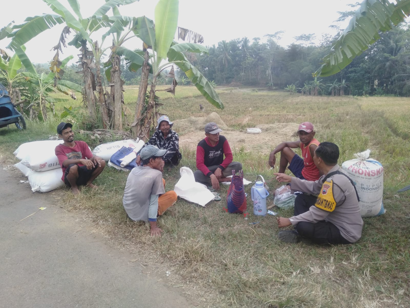 Bhabinkamtibmas Polsek Somagede Sambangi Warga, Ingatkan Antisipasi Kebakaran dan Keamanan Saat Panen