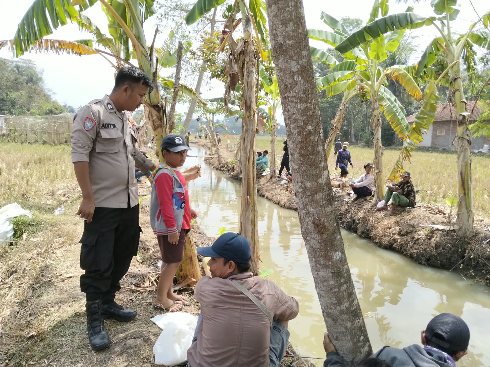 Sambang Warga Jadi Langkah Preventif, Bhabinkamtibmas Polsek Kemranjen Serap Informasi