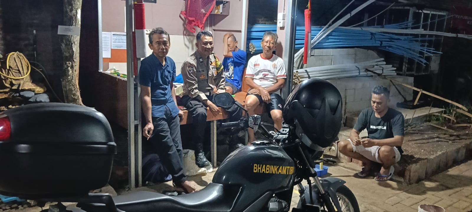 Sambangi Satkamling Kedungwaringin, Bhabinkamtibmas Patikraja Ajak Warga Tingkatkan Patroli Malam