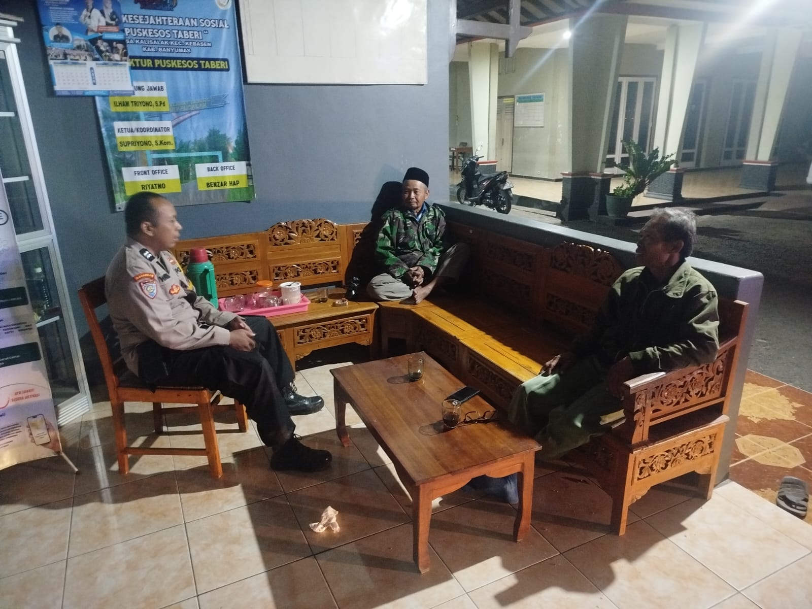 Polsek Kebasen Banyumas Perkuat Upaya Preventif Lewat Sambang Petugas Jaga Malam Kantor Pemdes Kalisalak
