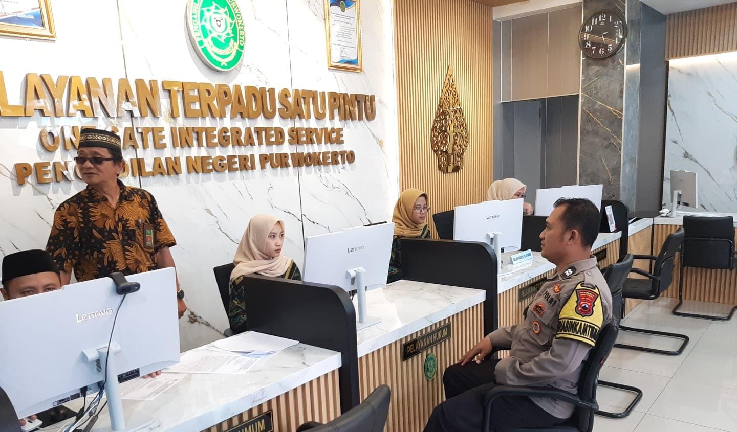 Sambangi PN Purwokerto, Bhabinkamtibmas Polsek Purwokerto Selatan Banyumas Sampaikan Pesan Kamtibmas kepada Satpam