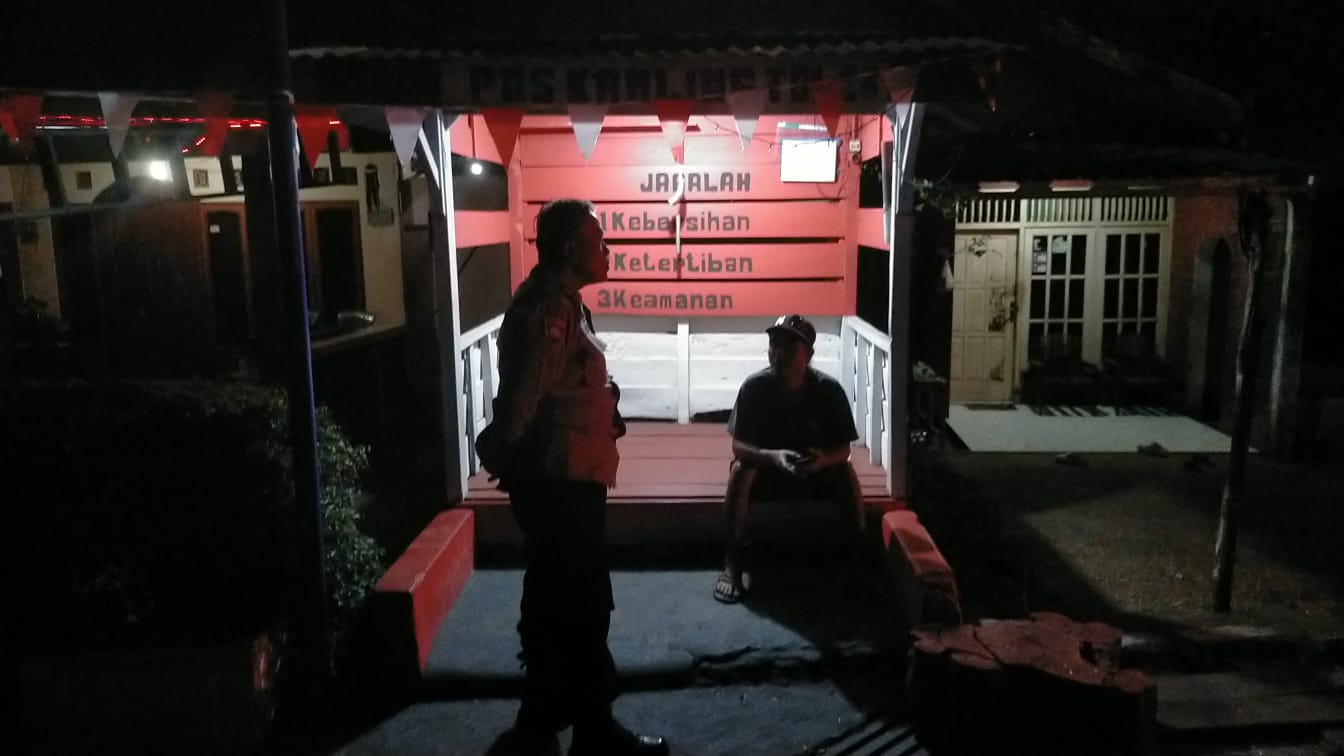 Aktif Sambangi Poskamling, Bhabinkamtibmas Kembaran Banyumas Perkuat Kepedulian Warga