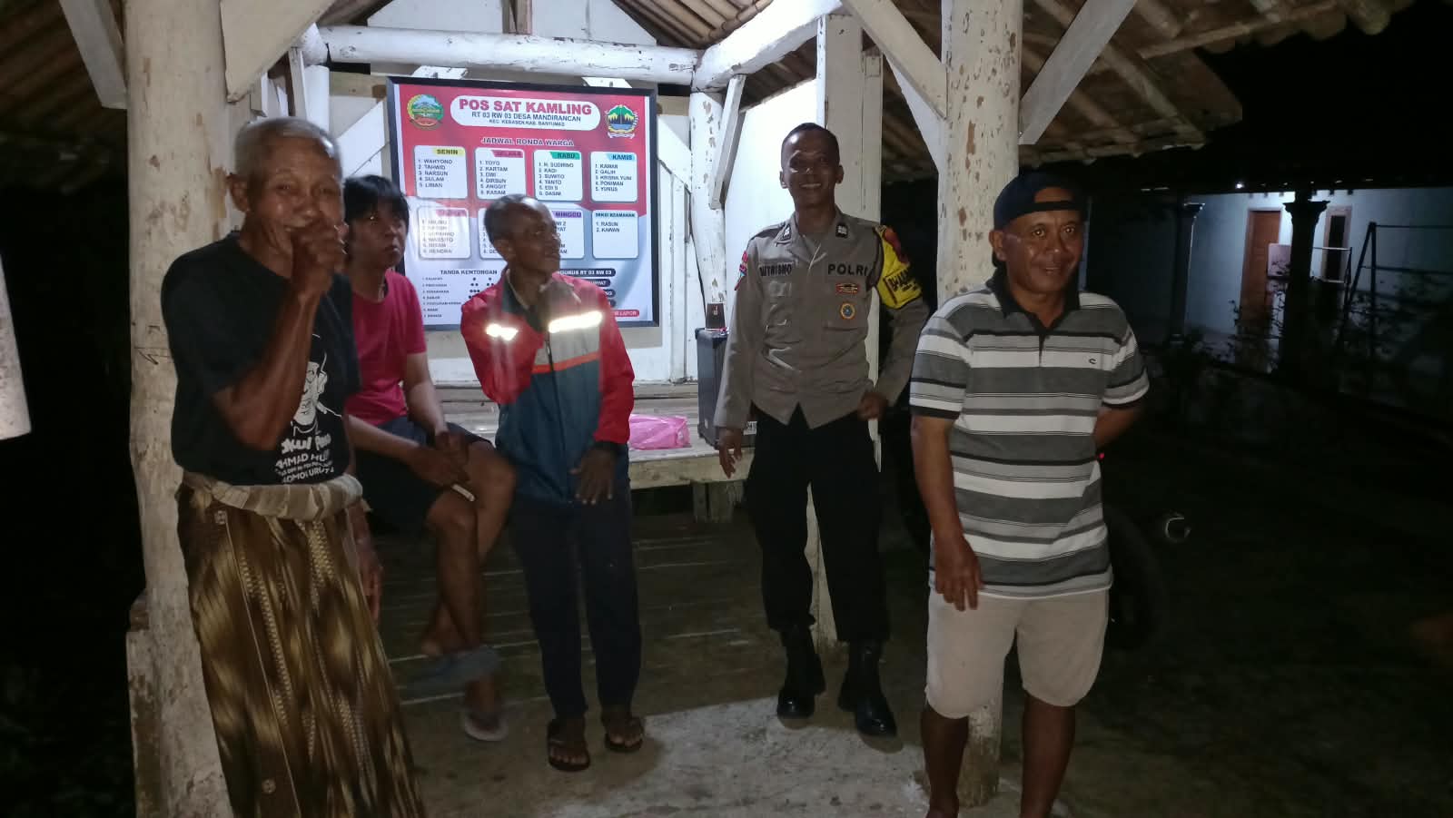 Sambangi Pos Satkamling, Bhabinkamtibmas Polsek Kembaran Ingatkan Warga Waspada Kebakaran