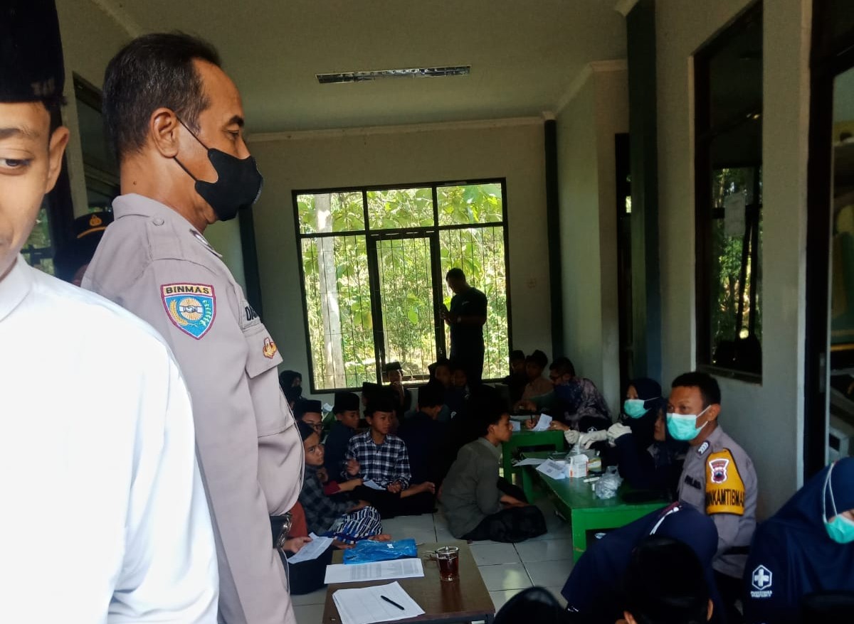 Wujudkan Lingkungan Pesantren Sehat, Polsek  Sumpiuh Dampingi Tracing TBC Para Santri