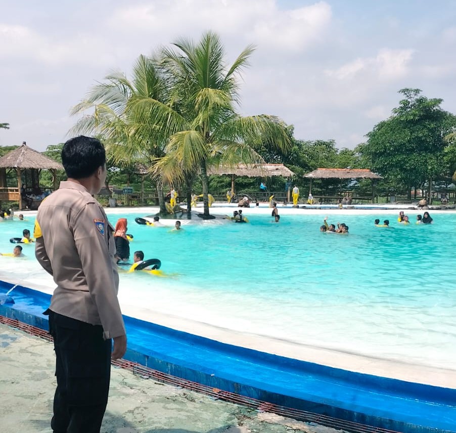 Jaga Kenyamanan Wisatawan, Bhabinkamtibas Polsek Sumbang Pantau Wahana Air Panemon