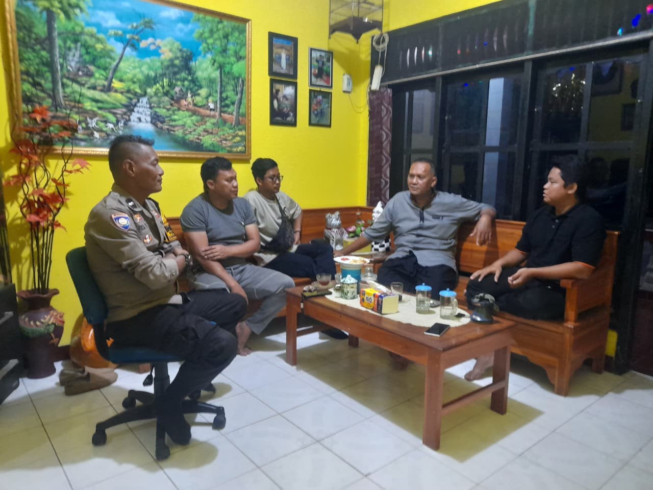 Bhabinkamtibas Sumbang Banyumas Sambangi Warga Malam Hari, Bangun Sinergi Jaga Keamanan Desa