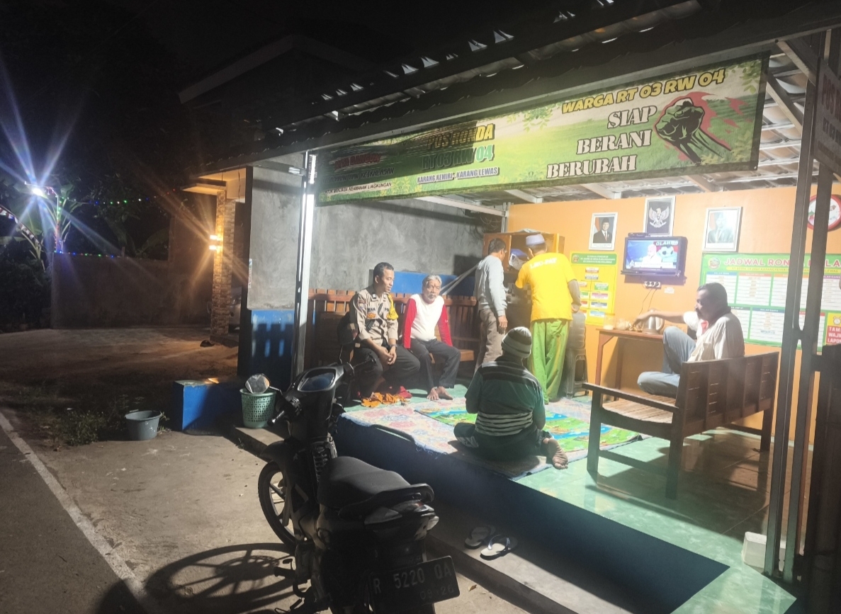 Sambangi Pos Kamling, Bhabinkamtibmas Karanglewas Ajak Warga Perkuat Keamanan Lingkungan