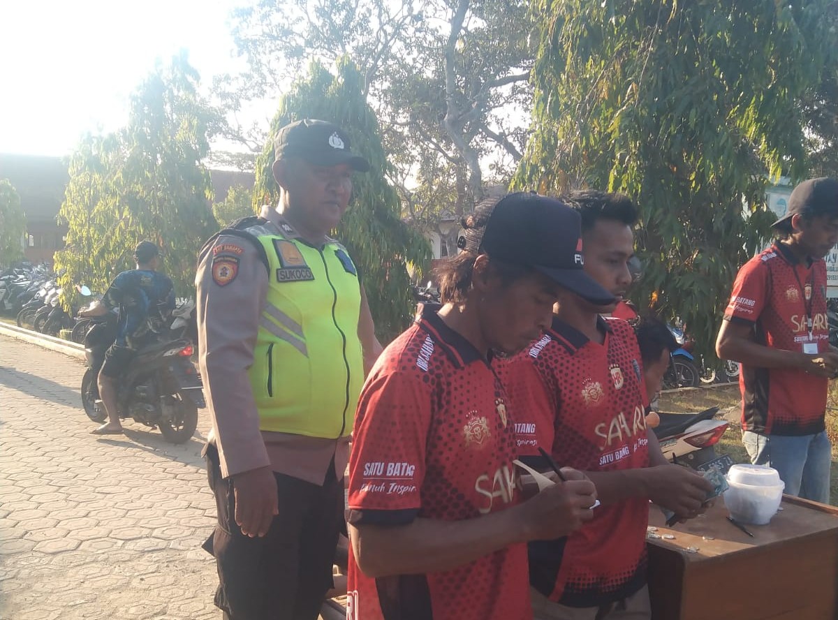 Bersama Cegah Curanmor di Turnamen Kades Cup, Bhabinkamtibmas Polsek Kemranjen Rangkul Juru Parkir