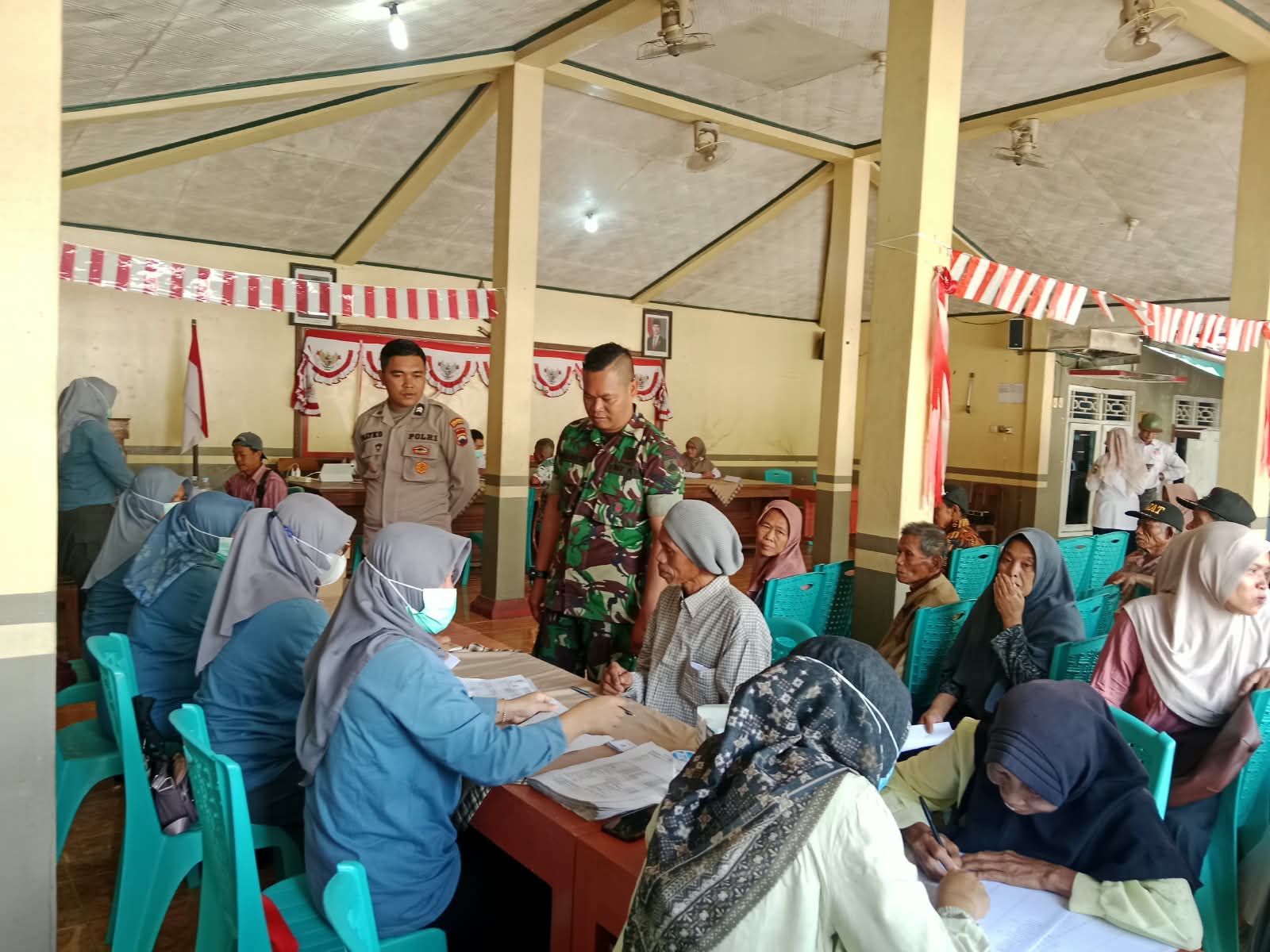 Cegah Penularan, Polsek Wangon Dampingi Pemeriksaan TBC Warga Desa Wlahar