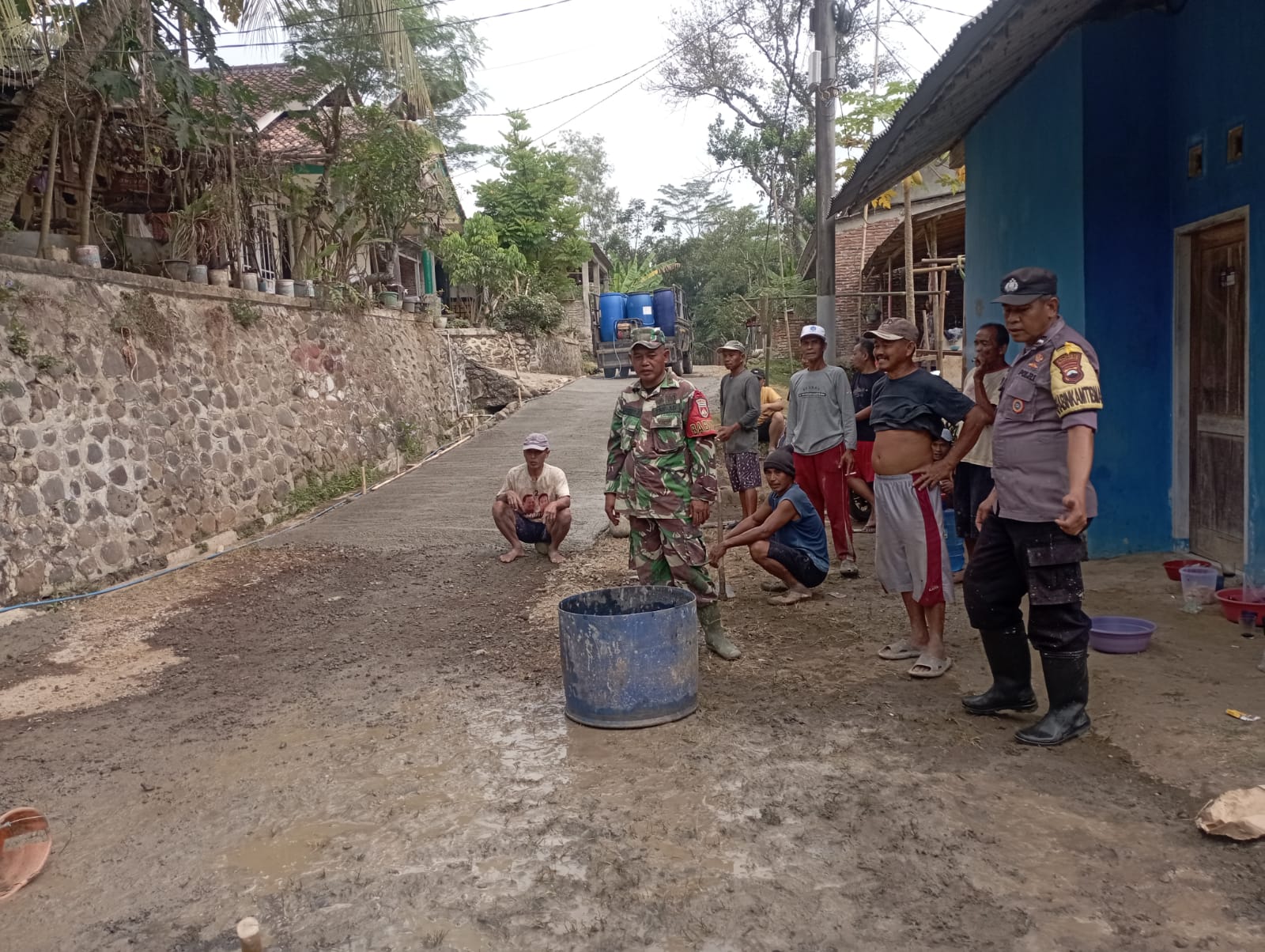 Bhabinkamtibmas Polsek Patikraja Gotong Royong Bersama Warga Perbaiki Jalan Rusak