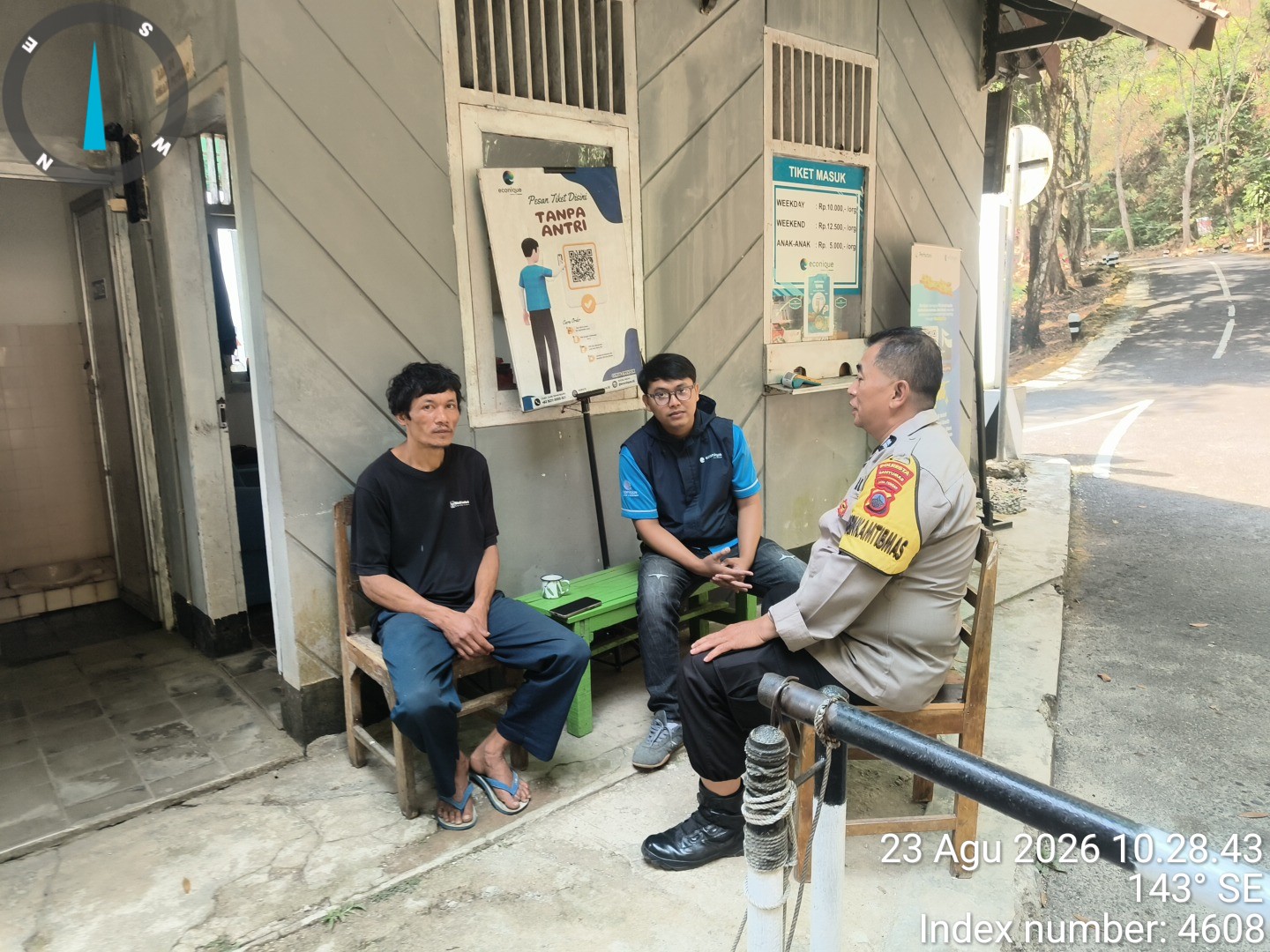 Bhabinkamtibmas Cilongok Sambangi Warga, Perkuat Komunikasi untuk Jaga Kamtibmas