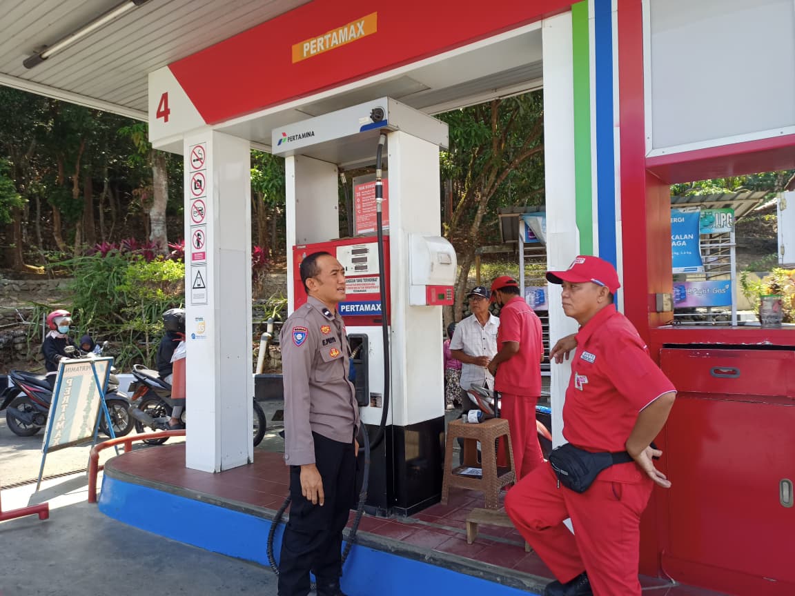 Sambangi SPBU Kedungrandu, Bhabinkamtibmas Polsek Patikraja Ingatkan Karyawan Waspada Curas dan Uang Palsu