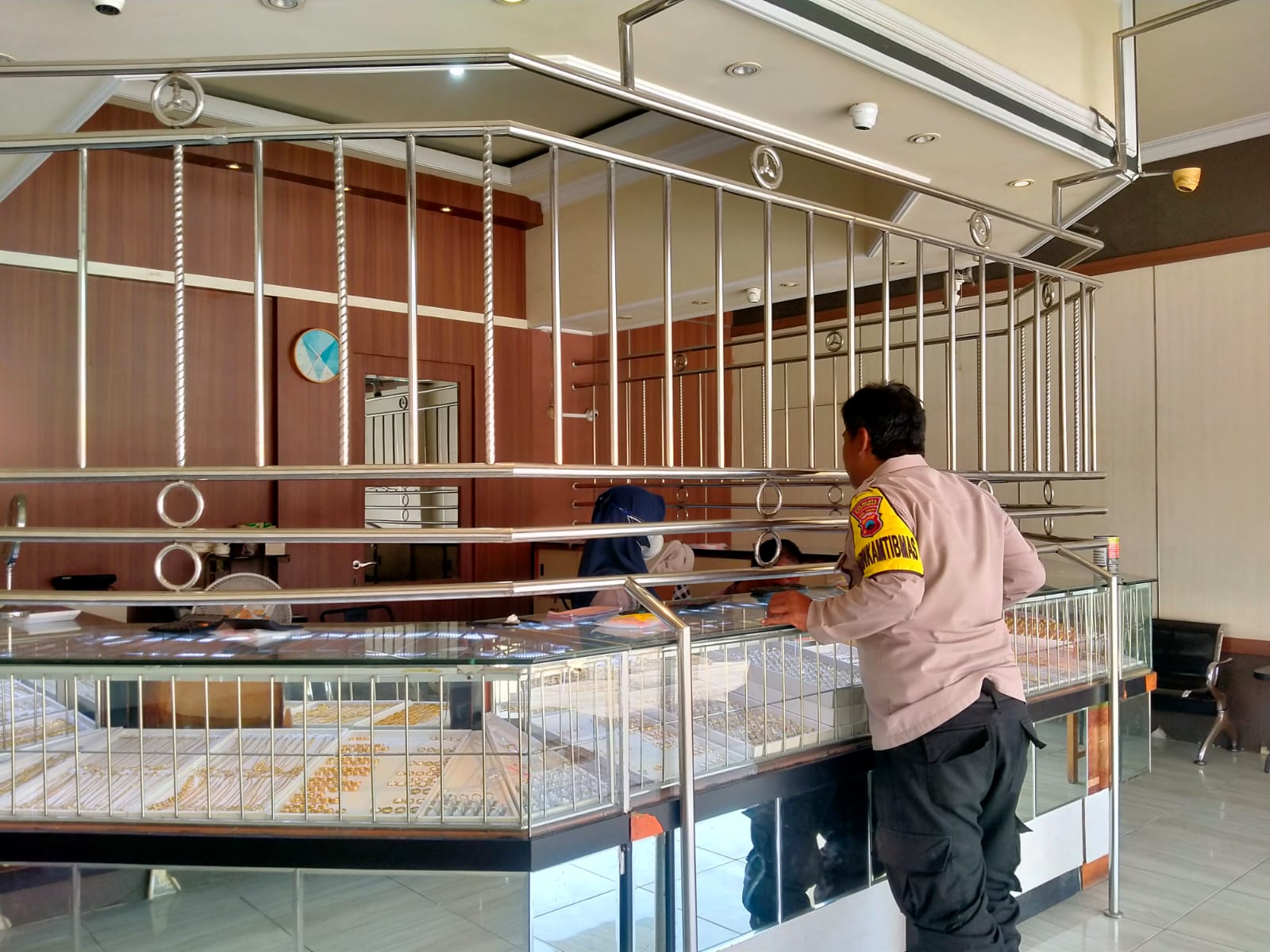 Bhabinkamtibmas Polsek Tambak Sambangi Toko Emas di Tambak, Ingatkan Karyawan Waspadai Penipuan dan Uang Palsu
