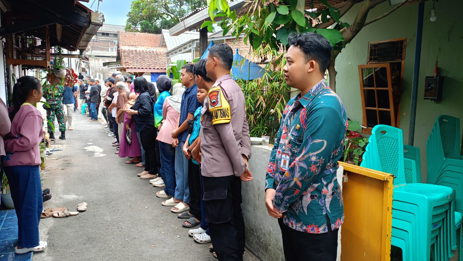 Takziah ke Rumah Duka, Bhabinkamtibmas Polsek Purwokerto Timur Perkuat Kedekatan Dengan Masyarakat